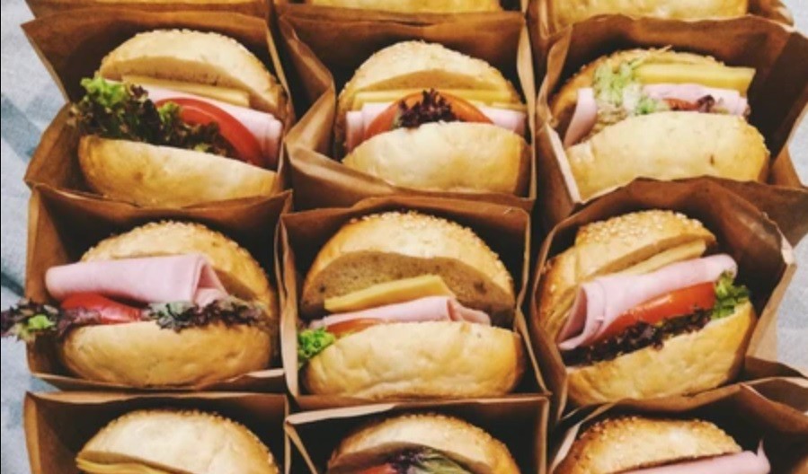 Le llegó un delivery con 31 hamburguesas: las pidió el hijo de 2 años mientras jugaba con su celular | Internacionales