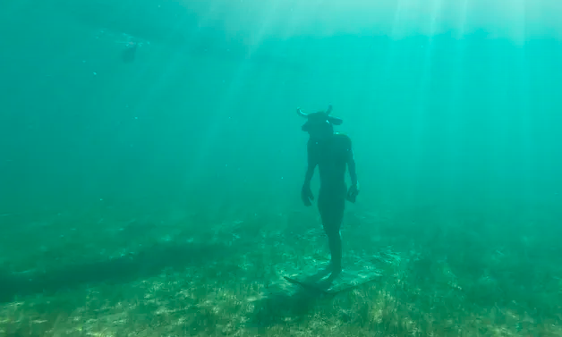 Misterio en Neuquén por la aparición de un minotauro sumergido en un lago | Actualidad