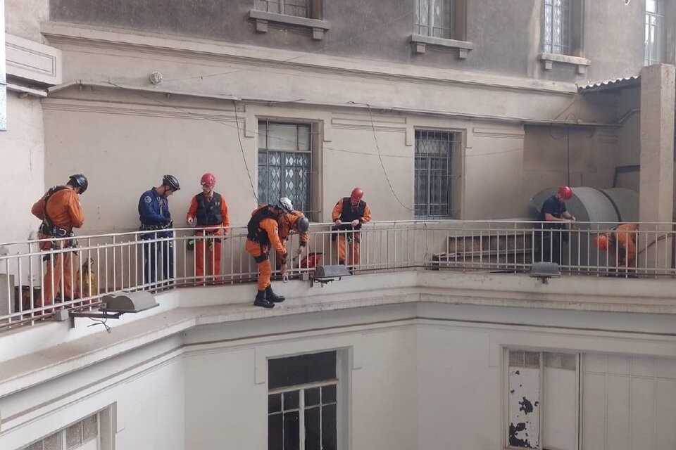 Sobrevivió tras arrojarse desde un piso 11 en el microcentro porteño | Actualidad