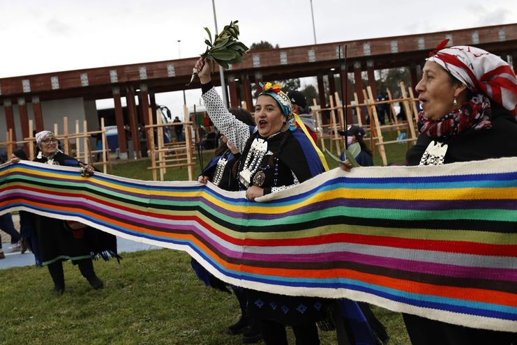 Mujeres mapuches tejieron en Chile una tela de un kilometro de extensión, considerada récord mundial | Internacionales