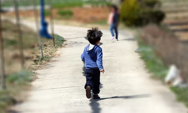 Casi 10.000 niños y adolescentes viven sin cuidados parentales en Argentina | Actualidad