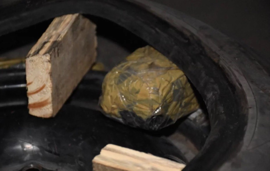 Control de rutina en la ruta: una pareja llevaba US$ 30.000 y más de $5 millones escondidos en un neumático | Actualidad