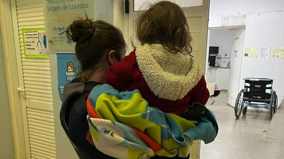 La Policía rescató a una nena de 2 años que estaba sola, encerrada y lloraba: su madre había ido a bailar | Actualidad