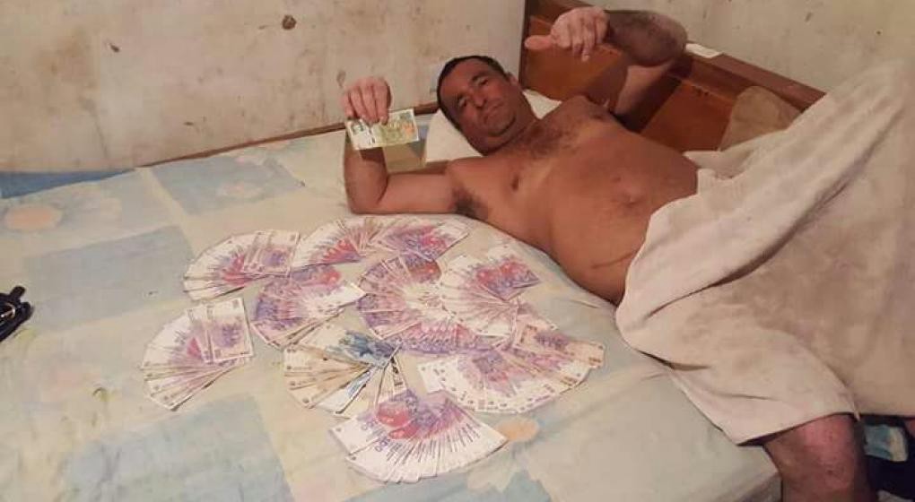 Concejal de Misiones publicó esta polémica foto desnudo y rodeado de dinero | Política
