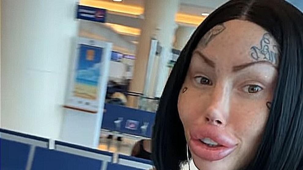 Una mujer denuncia que la echaron de un avión por tener unos senos de 10 kilos de peso y llevar un top deportivo | Internacionales