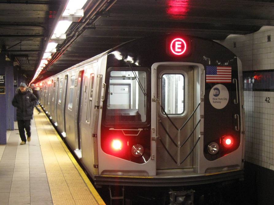 Impactante: Arrojan a una mujer a las vías del subte en Nueva York | Internacionales