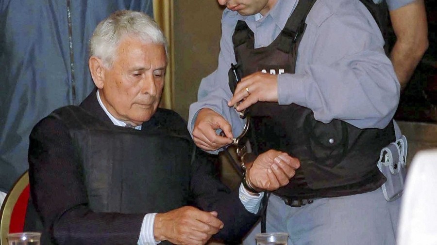 Le otorgaron la prisión domiciliaria al represor Miguel Etchecolatz | Política