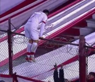 Hizo un gol para Huracán, se trepó al alambrado para festejarlo y se lo anularon | Deportes