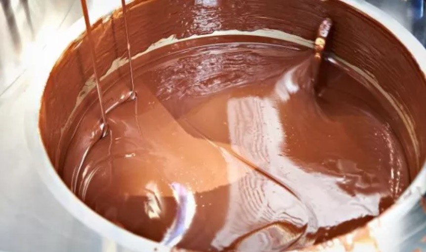 Dos trabajadores cayeron en un tanque de chocolate y tuvieron que rescatarlos | Internacionales