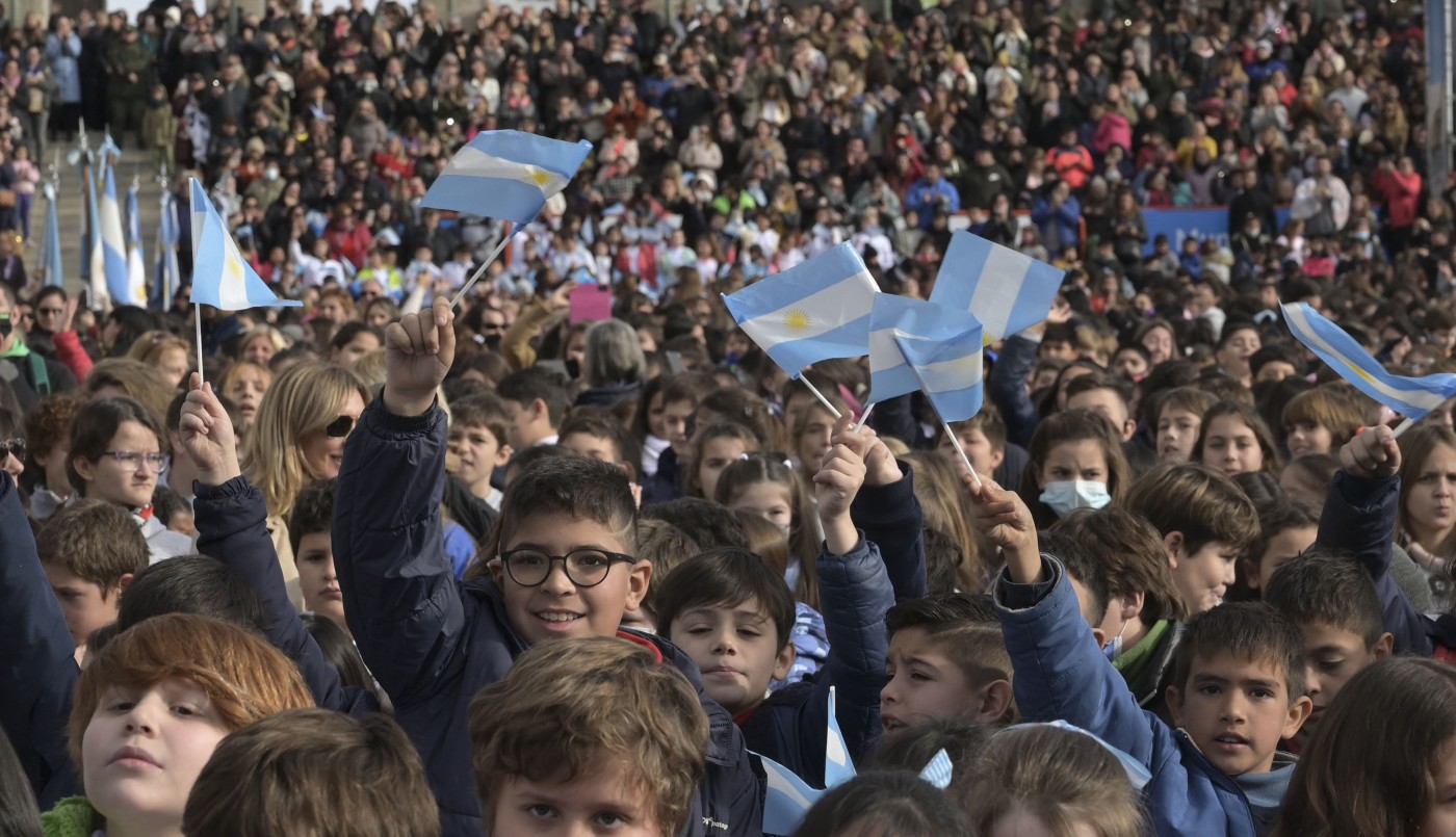 Alumnos de todo el país juraron lealtad a la insignia patria en el Monumento Nacional a la Bandera | Actualidad