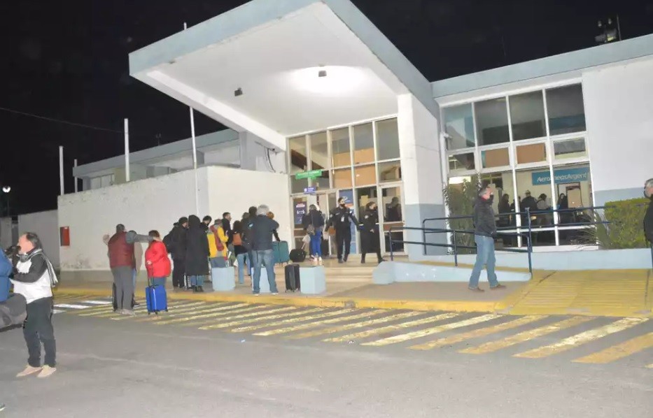 Pasajero bromeó sobre tener una bomba y paralizó el aeropuerto de Santa Rosa | Actualidad