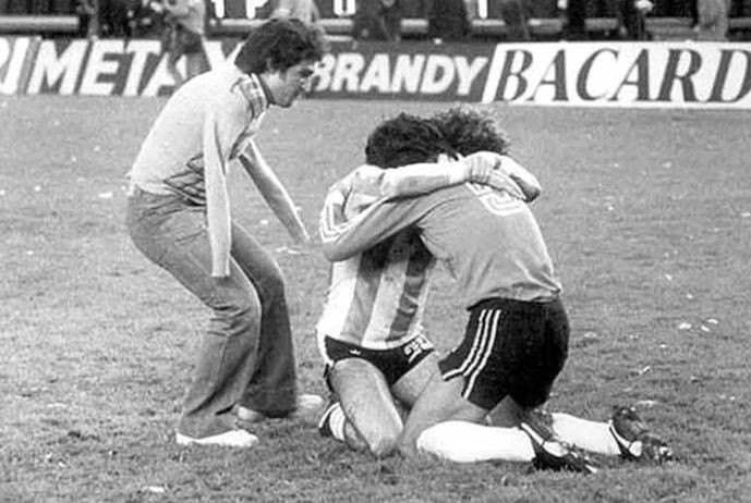 Un detenido por el robo al hombre sin brazos de la foto del "abrazo del alma" del Mundial 78 | Actualidad