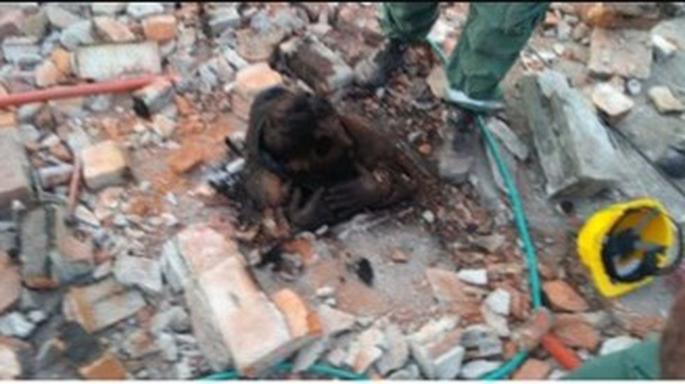 Intentó entrar a la casa de su ex por la chimenea y quedó atascado | Actualidad