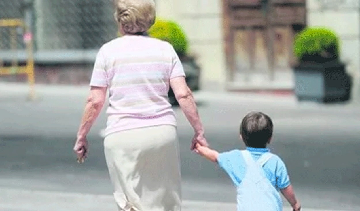 La abuela que quiere cobrarle a su hija para cuidar a su nieto: "No soy una guardería" | Internacionales