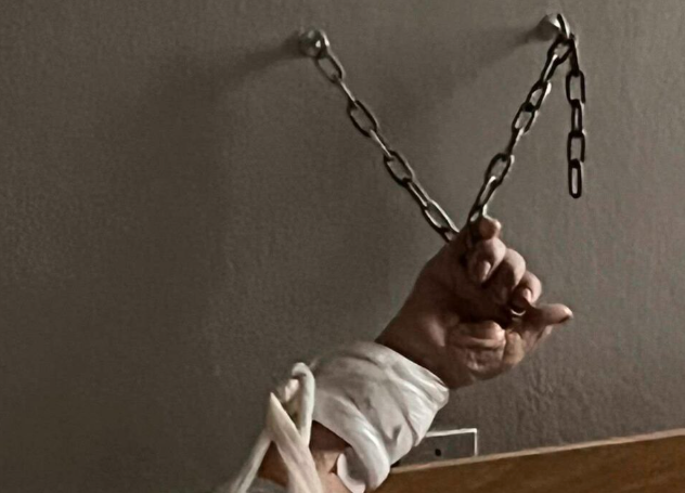 Imágenes sensibles: encuentran a un hombre de 81 años encadenado en un sanatorio | Actualidad