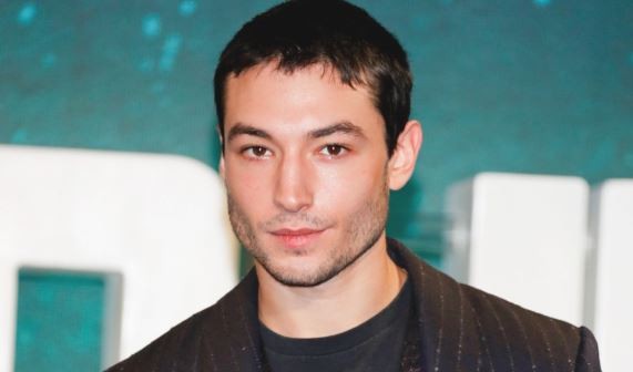 Ezra Miller, nuevamente en problemas: lo acusan de alojar a menores en una granja | Espectáculos