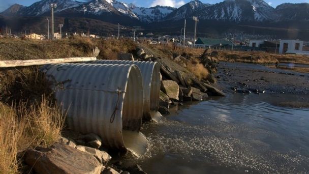 Denuncian el vertido de líquidos cloacales crudos sobre la costa del Canal Beagle | Clima, naturaleza y medio ambiente