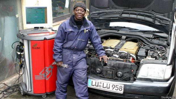 El africano mecánico que reina por Skype | Curiosidades
