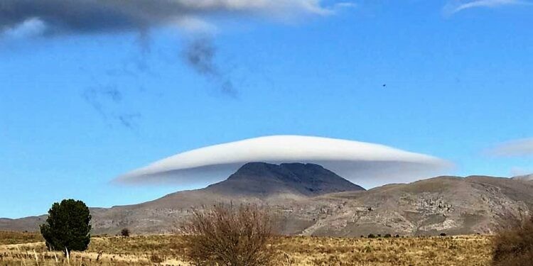 Furor por la aparición de una nube con forma de ovni en Sierra de la Ventana | Actualidad