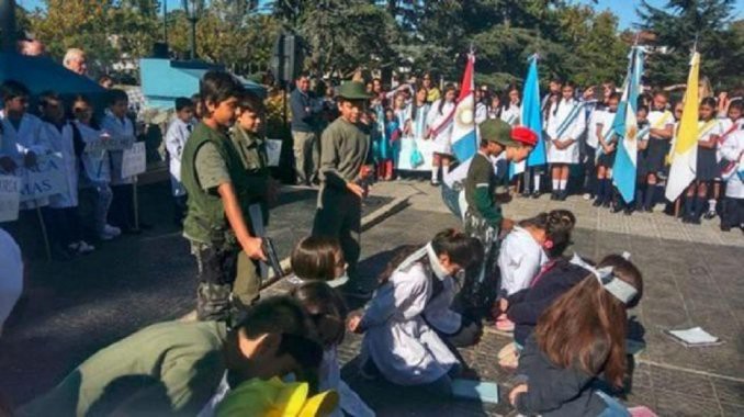 Escándalo en Córdoba: simularon un fusilamiento en un acto escolar por el Día de la Memoria | Política