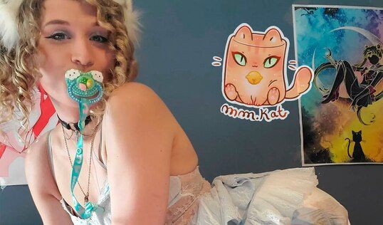 La chica de 28 años que se siente bebé: usa chupete y pañales | Internacionales