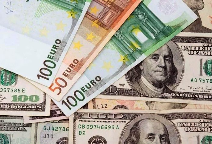 Cae el euro y alcanza su valor más bajo frente al dólar desde 2002 | Economía