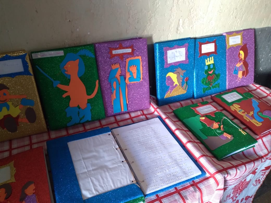 Sierra Chica: Detenidos transcribieron cuentos en Braille y los donaron a escuela | Actualidad