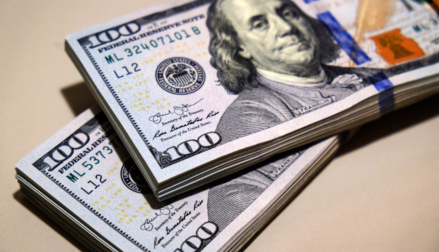 Volatilidad en el mercado cambiario: baja el blue pero suben los dólares financieros | Economía