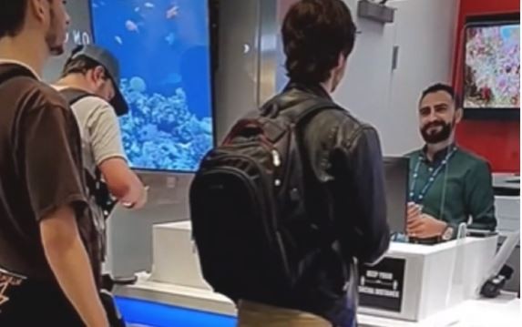 Quiso cambiar pesos por dólares en el aeropuerto de Estados Unidos y la reacción del cajero se hizo viral | Actualidad