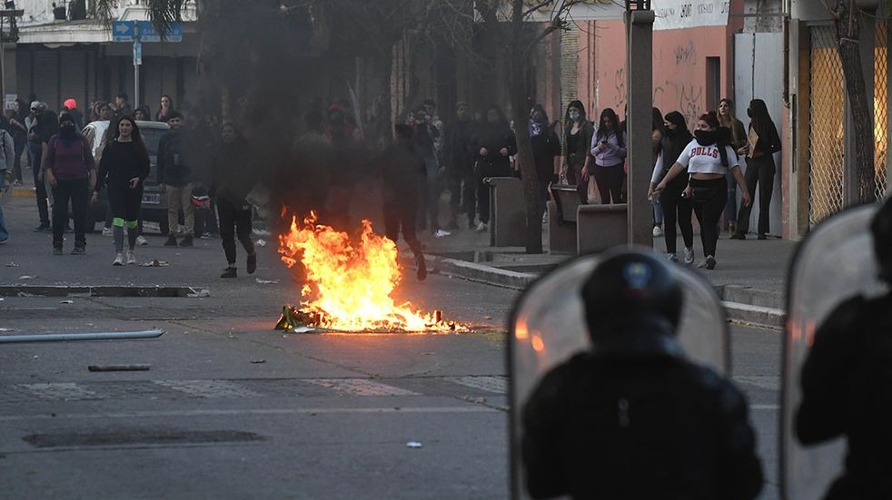 Mendoza marchó por Agostina: Cuatro detenidos por disturbios que dejaron inhabilitada la sede fiscal | Actualidad