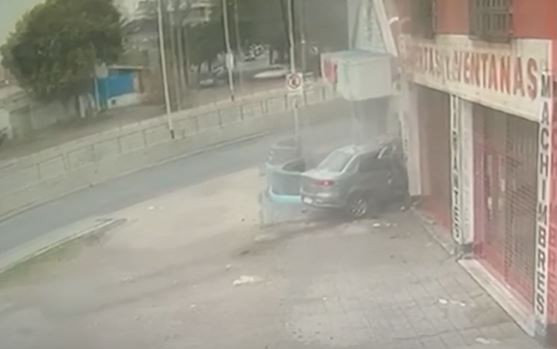 Video: Así se incrustó un auto en el frente de una carpintería | Actualidad