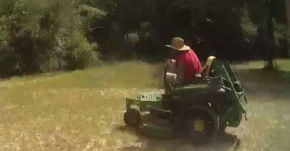 Quiso escaparse de la Policía en un podadora de césped y lo detuvieron disparándole con una pistola taser | Internacionales