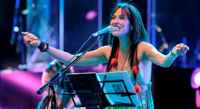 Encontraron a la hija de la cantante Roxana Carabajal: estaba en una casa de Rosario con su padre | Actualidad