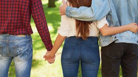 Fallo histórico: una jueza autorizó a una pareja poliamorosa a inscribir a un bebé con dos papás y una mamá | Actualidad