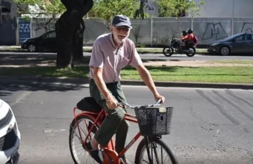 Le robaron la bicicleta a un concejal y espera que aparezca el ladrón para darle un abrazo: "Los brazos son suficientes para llevar a cabo la revolución" | Política