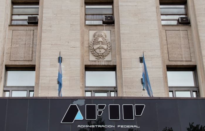 Nuevo ajuste del cepo: el Gobierno aumentó el impuesto al dólar turista del 35% al 45% | Economía