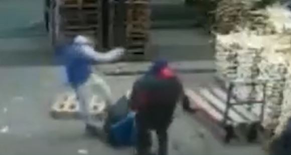 Robo y persecución en el Mercado Central: trabajadores golpearon y detuvieron al ladrón de una cartera | Actualidad