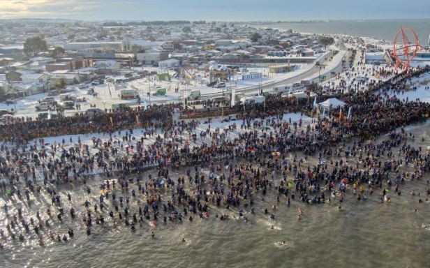"Chapuzón del Estrecho": Cinco mil valientes se arrojaron al agua helada | Internacionales