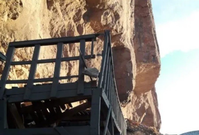 Cueva de las Manos: se desprendió  una roca de más de 50 kilos y rompió la pasarela | Actualidad