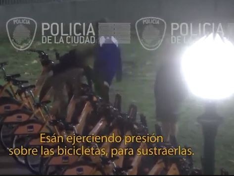 In fraganti: Cuatro detenidos en Parque Lezama por intentar robar bicicletas de la Ciudad | Actualidad