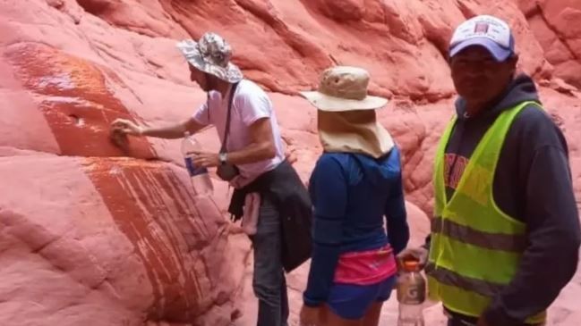 Turistas limpiaron una roca que habían escrito al visitar un circuito del norte jujeño | Actualidad