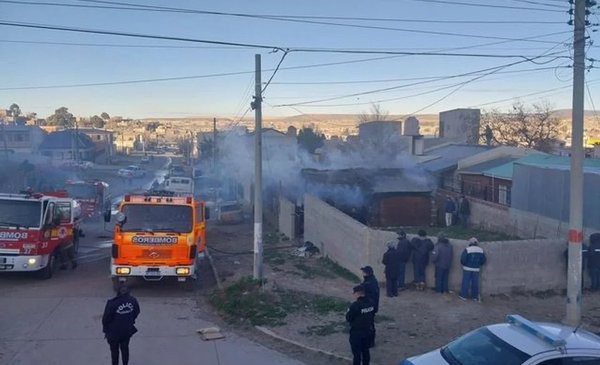La mamá que murió abrazada a sus hijos y el perro de la familia en el incendio de su casa | Actualidad