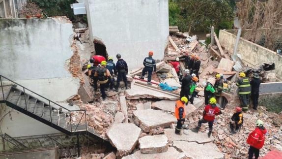 Derrumbe en Rosario: un hombre de 52 años sigue atrapado entre los escombros de la casa | Actualidad