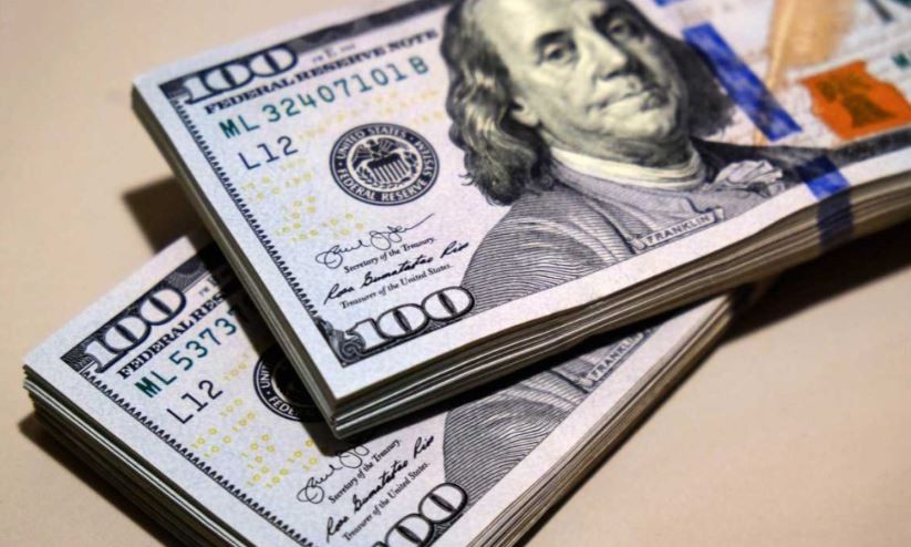 Efecto Massa: el dólar blue bajó $18 y cerró a $296 | Economía