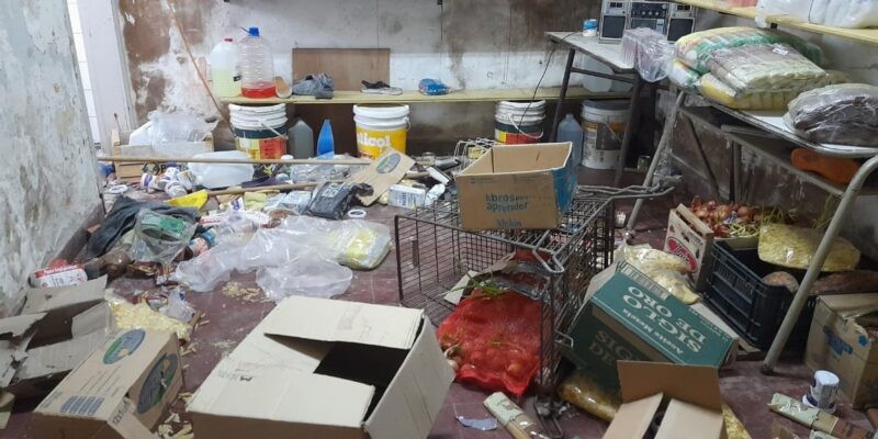 Hacen un boquete en la pared y roban alimentos para estudiantes de escuela de La Plata | Actualidad