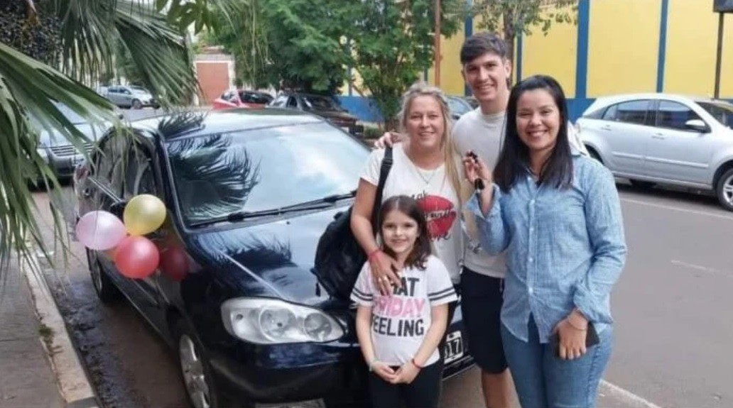 "Dos ángeles": frenaron al ver a una mujer que llevaba a la hija con discapacidad y le regalaron su auto | Actualidad