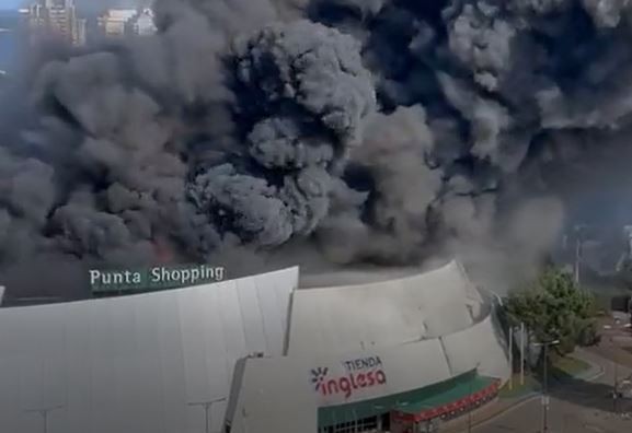 Impresionante incendio en un shopping de Punta del Este | Actualidad