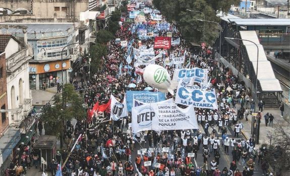 San Cayetano: Movimientos sociales oficialistas marcharon e insistieron con el Salario Básico Universal | Política