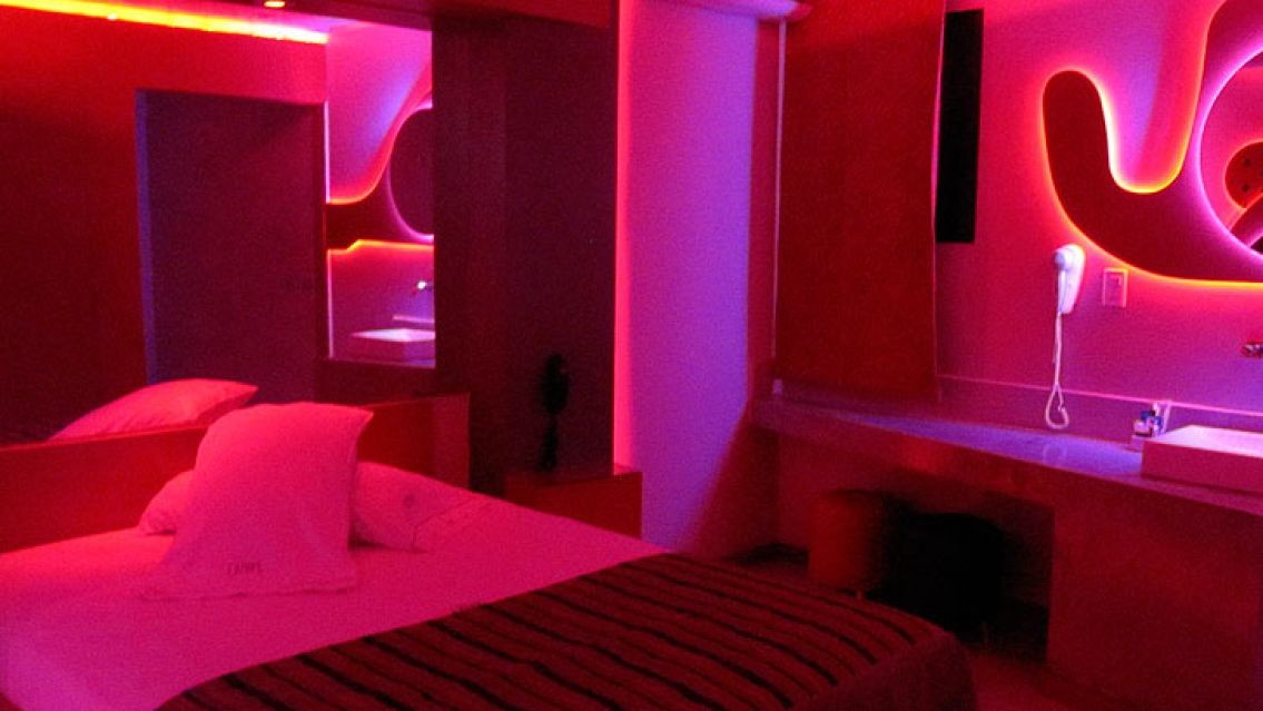 Denuncia en un hotel alojamiento: dos parejas entraron con un bebé | Actualidad