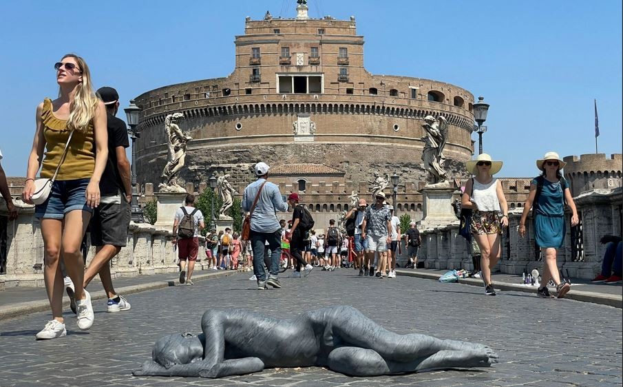 Instalan en uno de los puntos icónicos de Roma una escultura para recordar a los inmigrantes | Internacionales